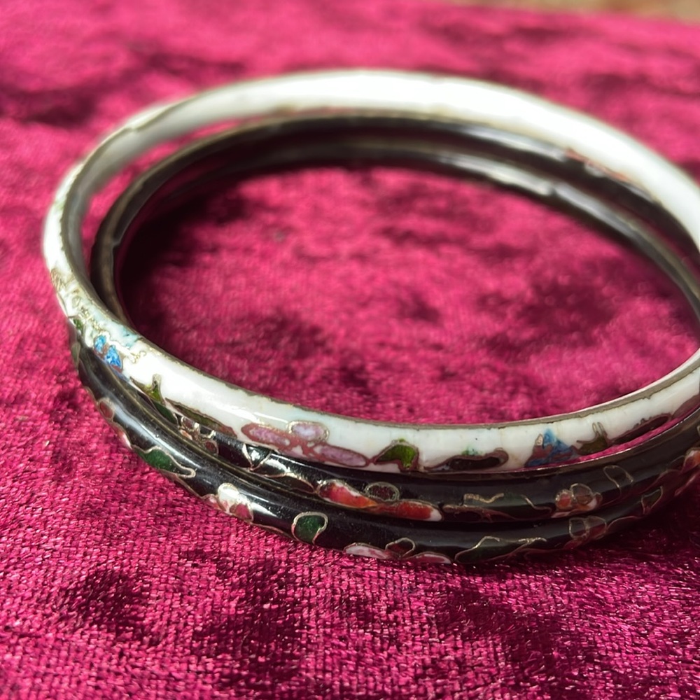 VINTAGE BLACK & WHITE ENAMEL CLOISSONE FLORAL BANGLES
